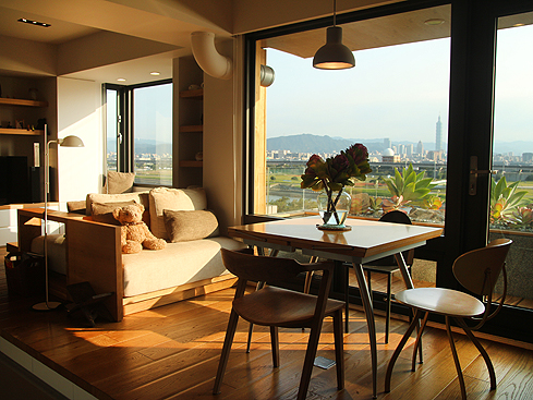 在家裡，待久一點