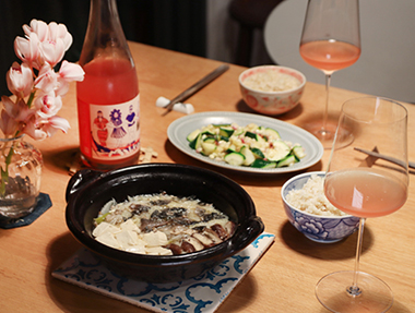 在自然酒的餐桌上