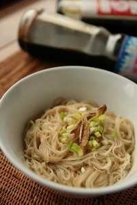 三分鐘！薑香黑麻油拌麵線