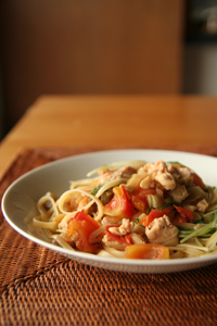 家常滋味，蕃茄榨菜雞肉水菜義大利麵