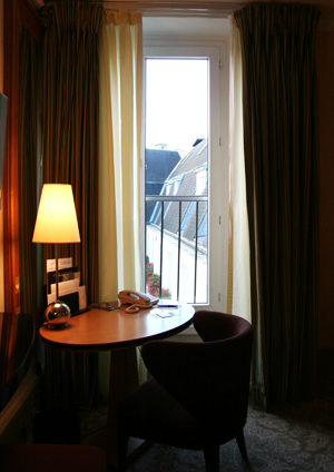 {旅人之窗}巴黎,閣樓裡的幽光