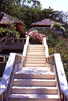 一雙從容自在的Amankila草編拖鞋 (2000.03.21)